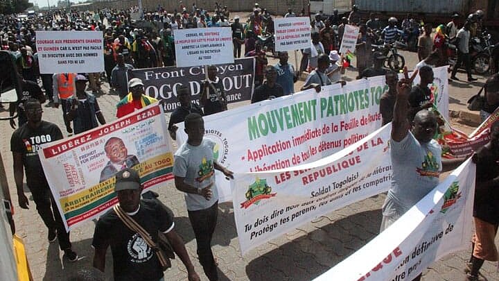 Demo in Togo mit Transpis