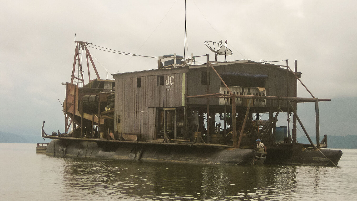 Ein Schiff mit dem Gold abgebaut wird auf dem Wasser