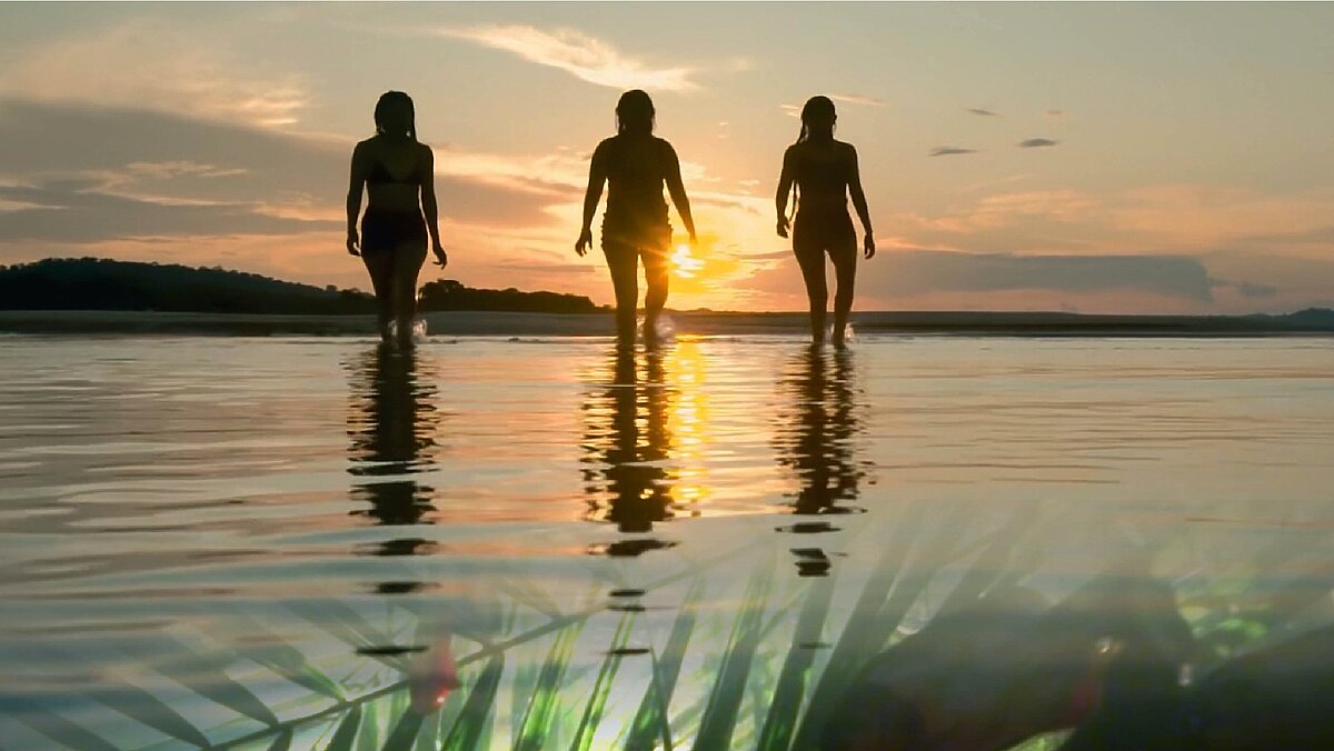 Drei Frauen gehen übers Wasser