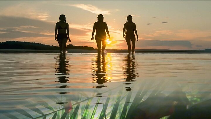 Drei Frauen gehen übers Wasser