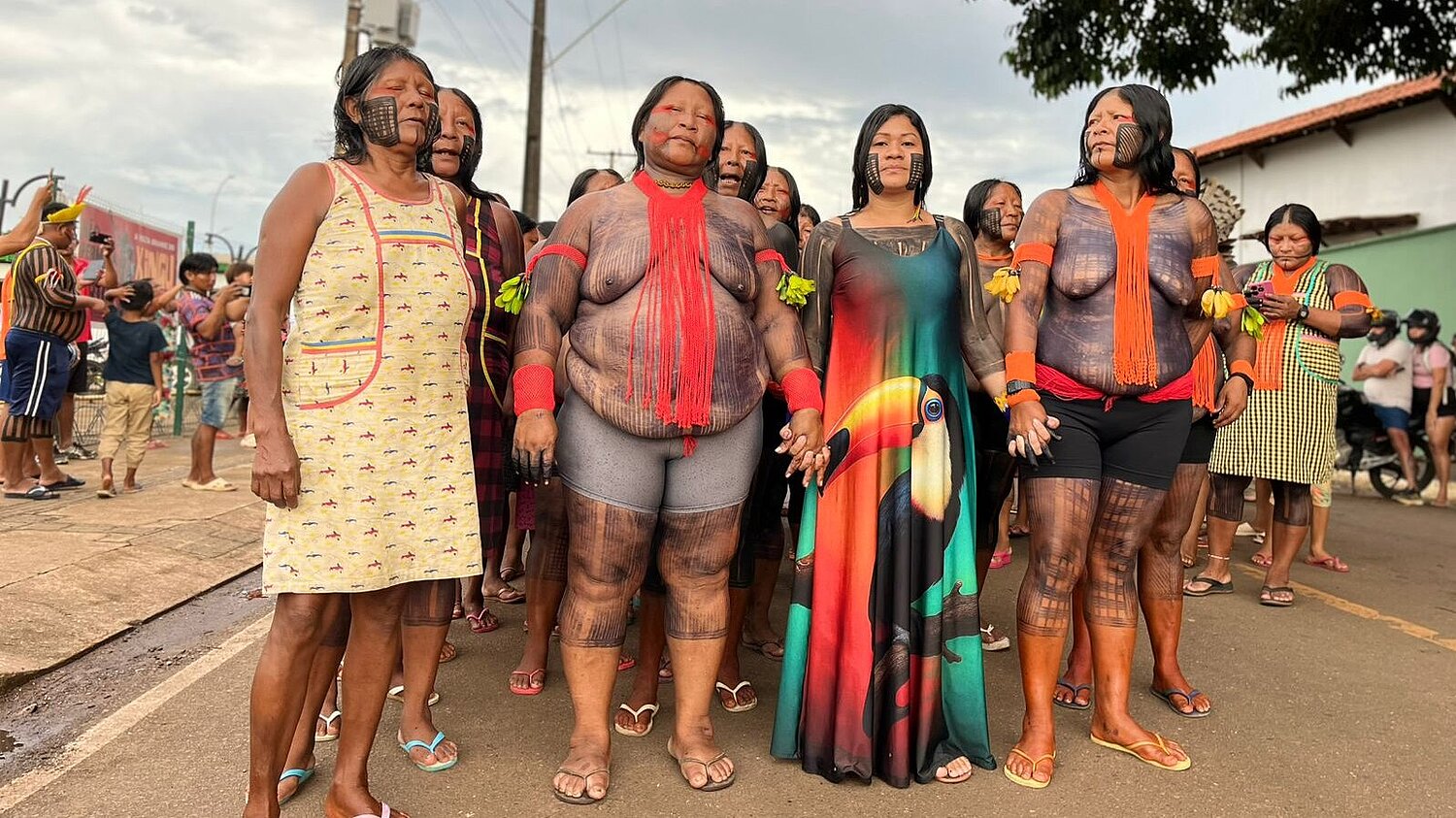 Eine Gruppe indigener Frauen demonstrieren