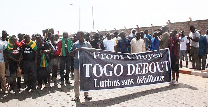 Eine Demo in Togo auf dem Fronttranspi steht "Front Citoyen Togo Debout"