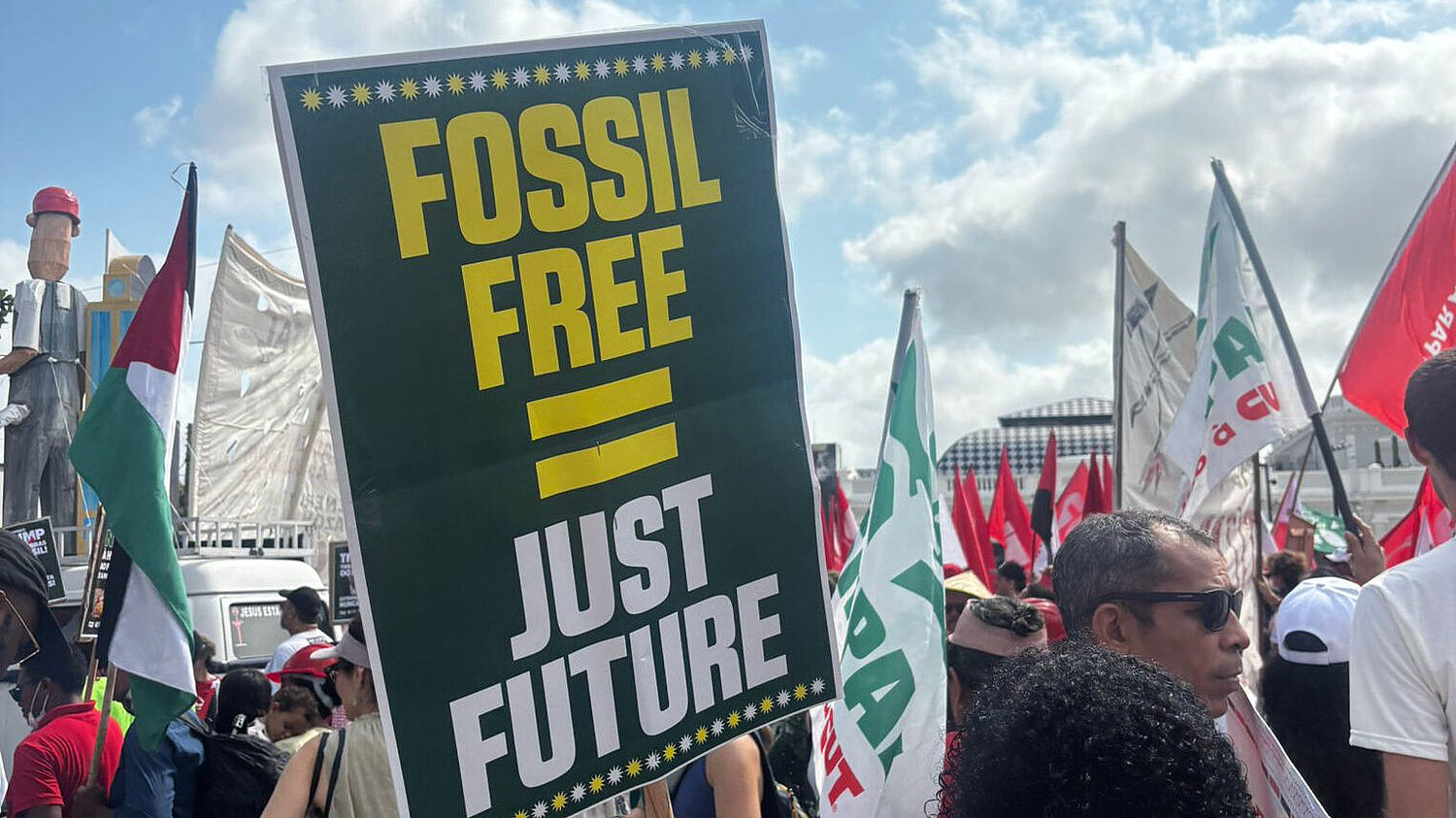 Demo mit einen Transpi auf dem steht "Fossil Free=Just Future"