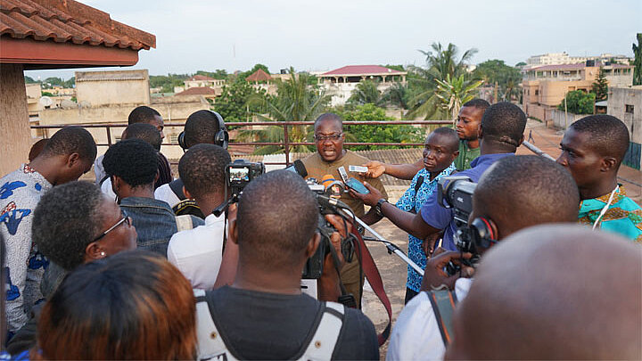 Eine Gruppe Menschen in Togo bei einer Pressekonferenz
