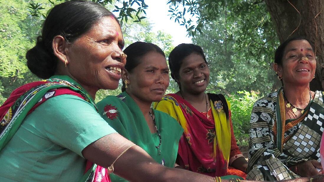 Vier indische Frauen sitzen im Kreis bei einem Workshop und diskutieren