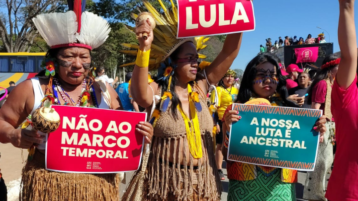 Indigene in Brasilien bei einer Demo