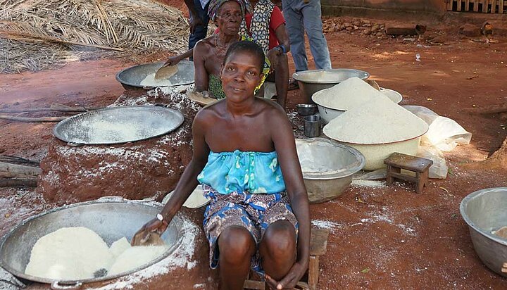 Frauen in Togo bei Maniokverarbeitung