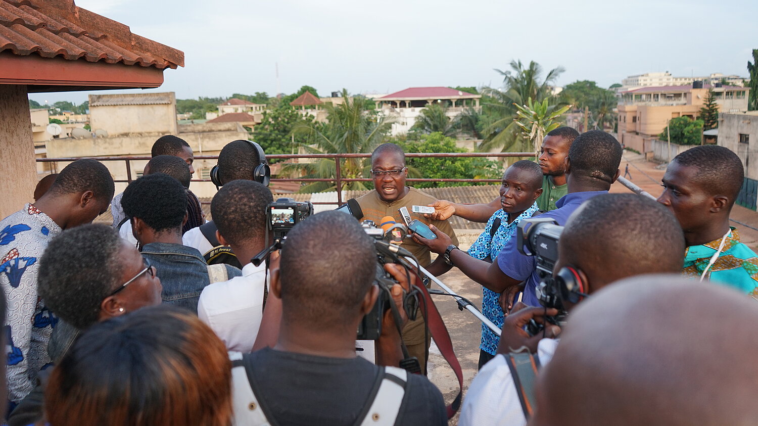 Eine Gruppe Menschen in Togo bei einer Pressekonferenz
