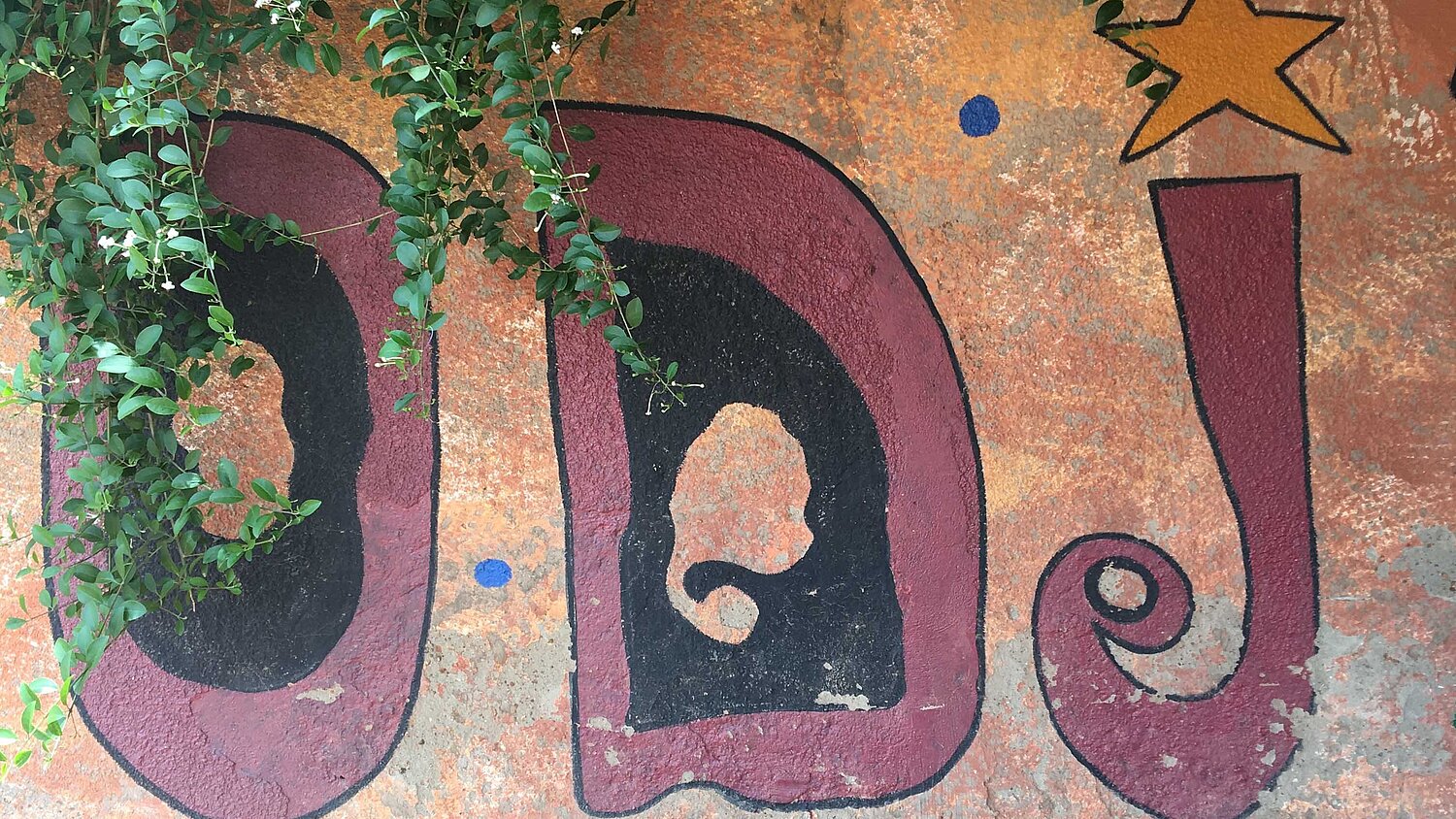 Auf einer Mauer steht in rot und schwarzer Schrift ODJ dazu ein gelber Stern
