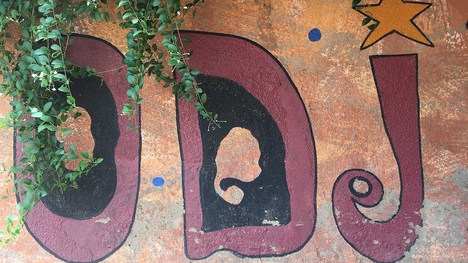 Auf einer Wand steht in rot und schwarzer Schrift ODJ dazu ein gelber Stern