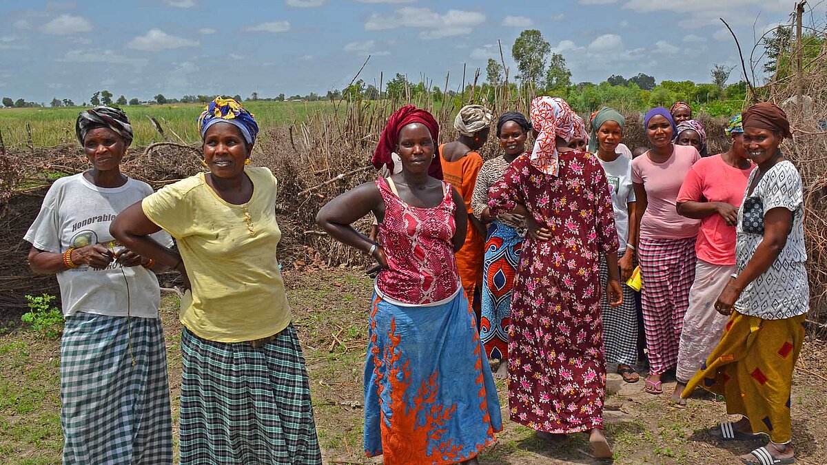 10 burkinische Frauen stehen auf dem Feld