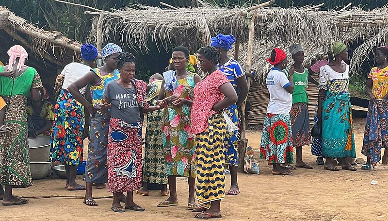 Frauen in einem Dorf im Norden Togos