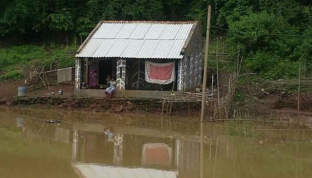 Adivasihütte in Zeiten des Monsun an der Godavari