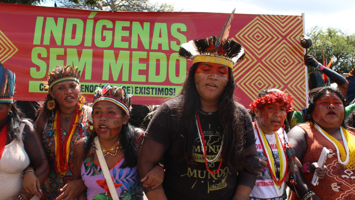 Eine Gruppe indigener Munduruku in Brasilien demonstriert. Auf dem Banner steht "Indigenas ohne Angst"