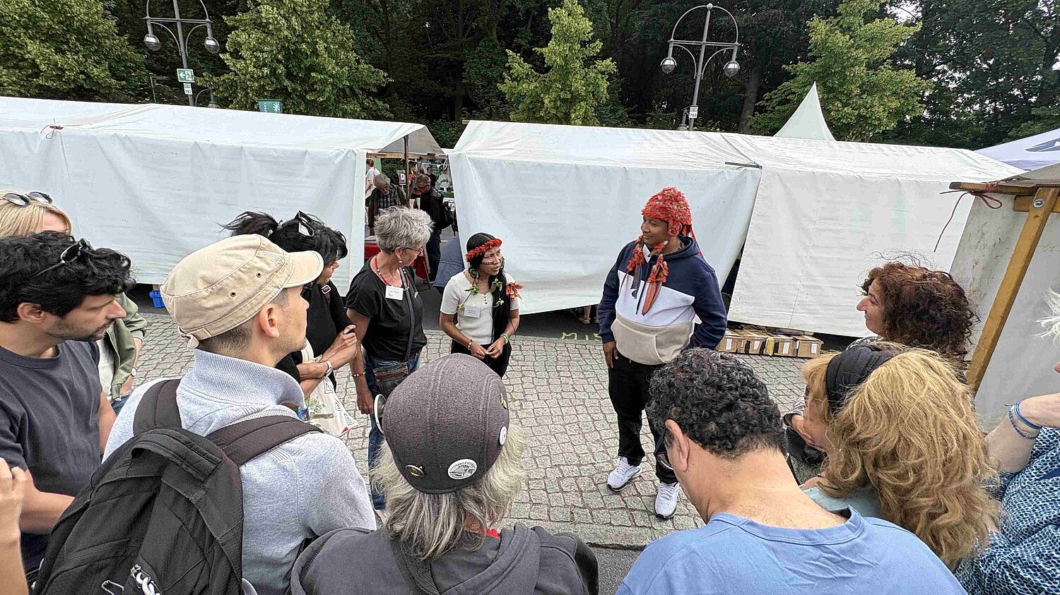 Menschen stehen im Kreis und tauschen sich aus