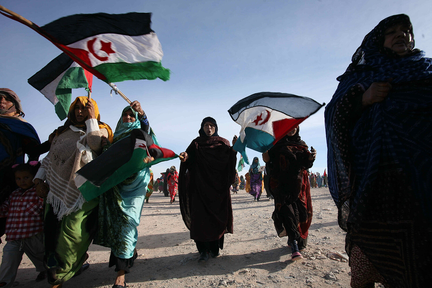 Eine Gruppe demonstrierender sahrauischer Frauen