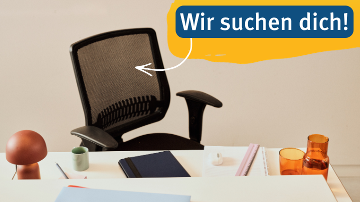 Ein leerer Schreibtischstuhl. Darüber der Text: Wir suchen dich!