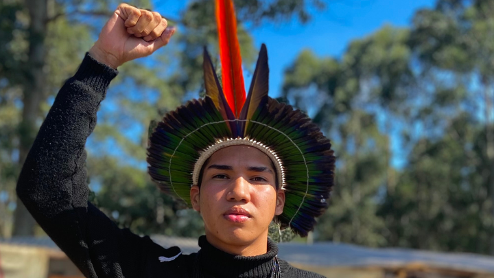 Indigener mit zum Protest erhobener Faust