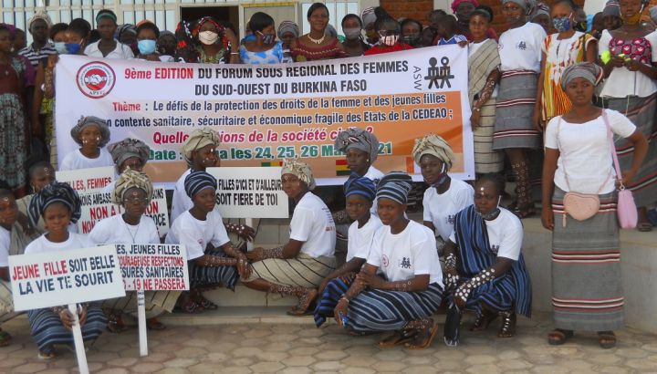Junge Frauen in Burkina Faso fordern ihr Recht auf Bildung