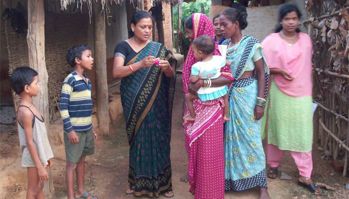 Die Frauen NGO Word in Odisha, Indien, beim Dorfbesuch
