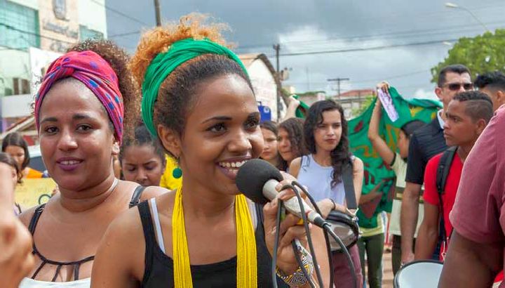 Junge Frauen in Altamira, Brasilien, protestieren
