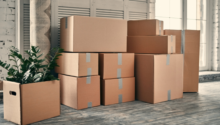 Ein Stabel Umzugskisten steht in einem Zimmer