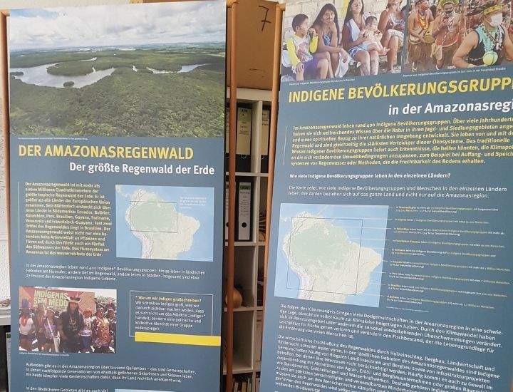 Zwei Banner: "Der Amazonasregenwald" und "Indigene Bevölkerungsgruppen"