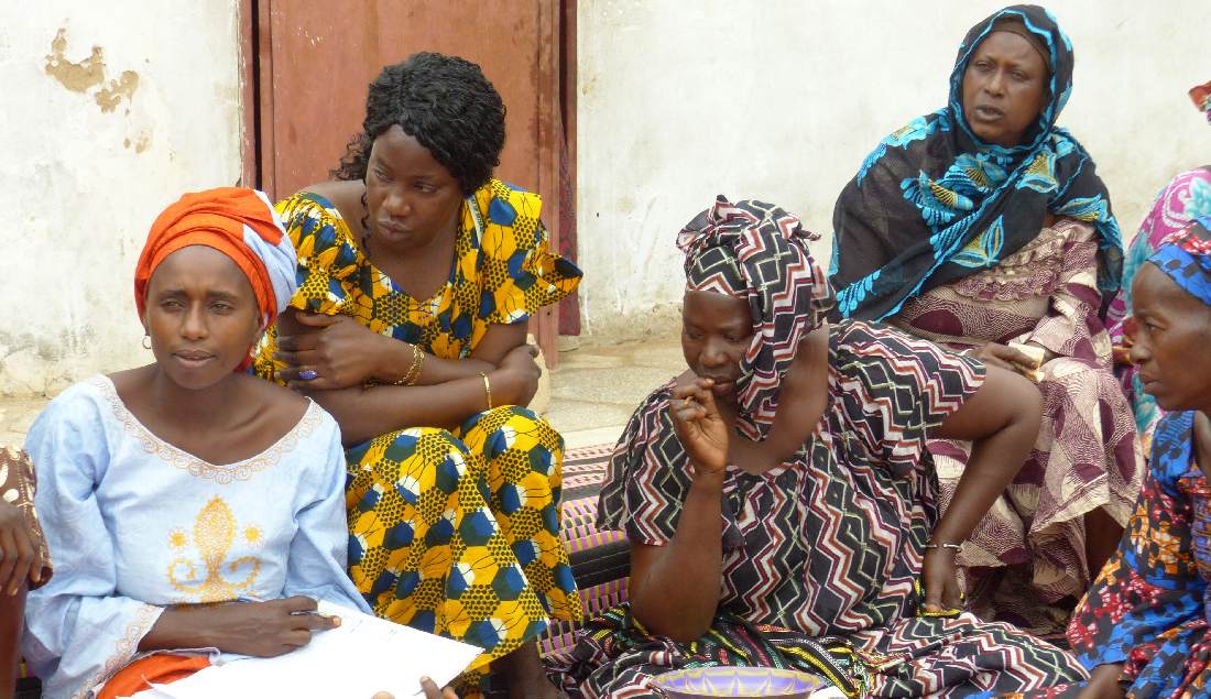 Frauen einer Dorfgruppe im Senegal