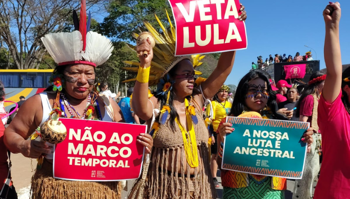 Indigene in Brasilien bei einer Demo
