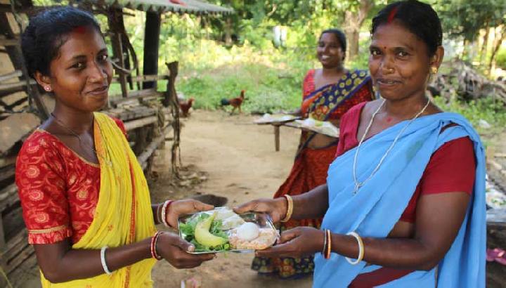 Frauen in Indien in einem Ernährungscamp