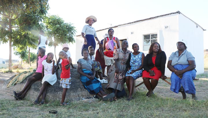 Frauen in Simbabwe treffen sich vor einem Haus