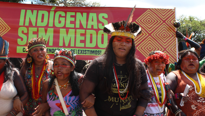 Eine Gruppe indigener Munduruku in Brasilien demonstriert. Auf dem Banner steht "Indigenas ohne Angst"