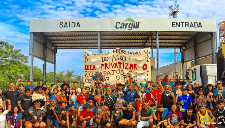 Gruppenfoto, ca 50 Protestierende vor dem Cargill-Termina