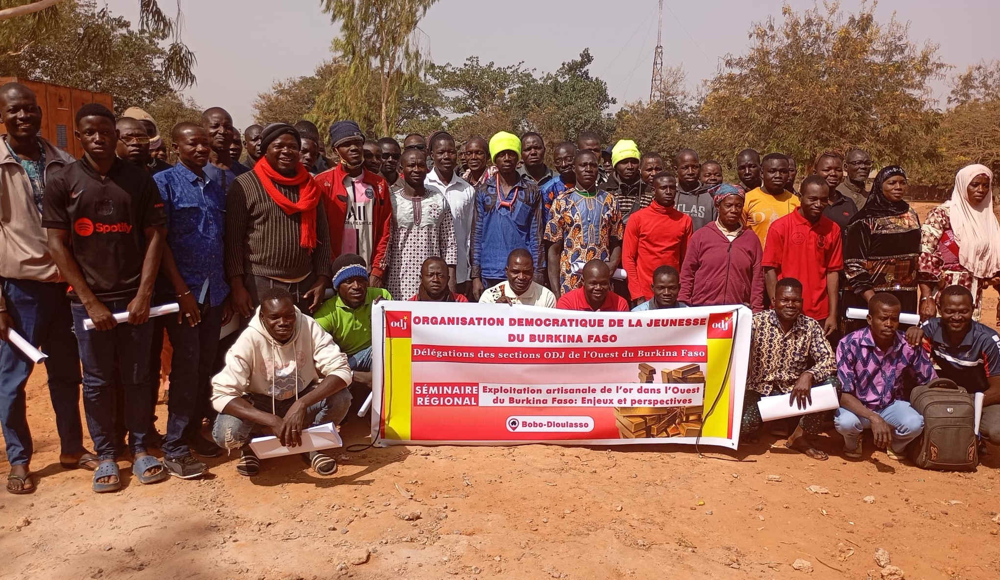 Eine Gruppe aus ca 30 Personen aus Burkina Faso. Sie halten ein Plakat auf dem steht:"Organisation Démocratique de la Jeunesse du Burkina Faso"