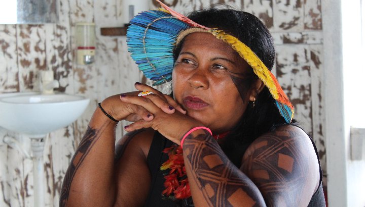 Frau der indigenen Munduruku in Brasilien