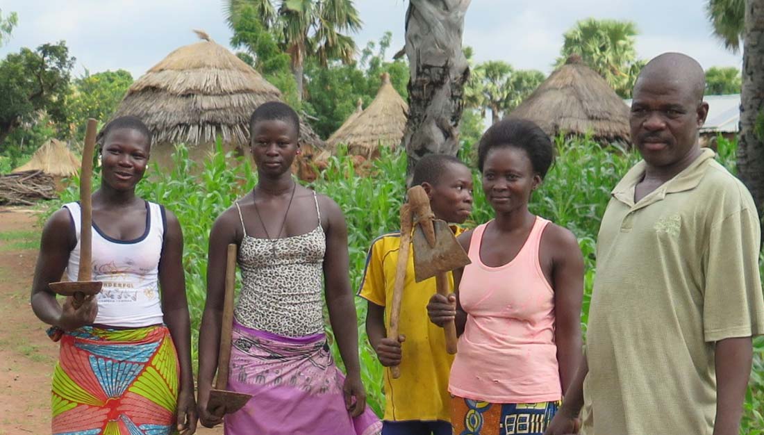 Menschen in einem Dorf in Togo
