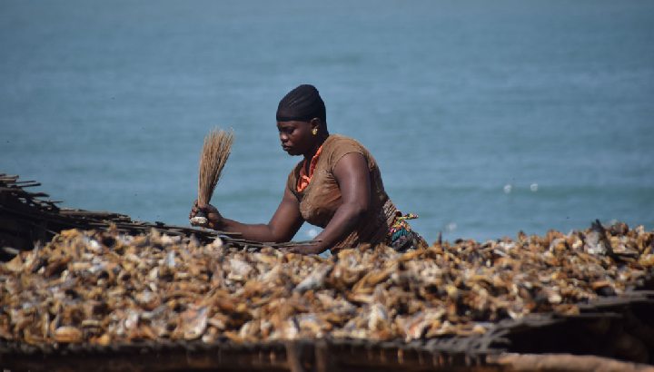 Fischerin im Senegal