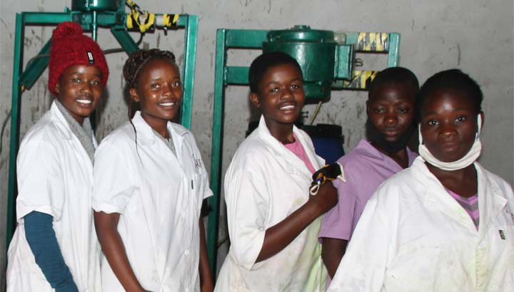 Junge Frauen in Simbabwe werden unabhängig durch Seifenherstellung
