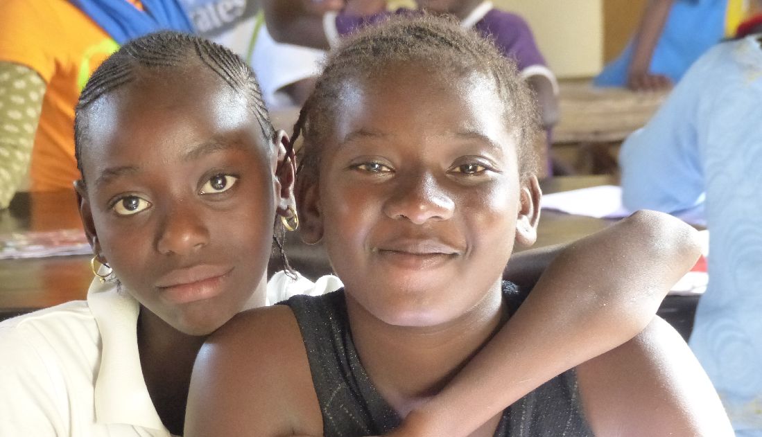 Zwei junge Frauen in Burkina Faso