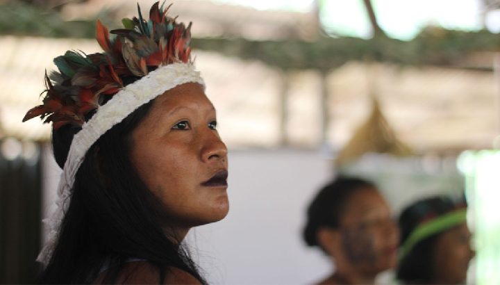 Kriegerin der indigenen Guajajara in Amazonien