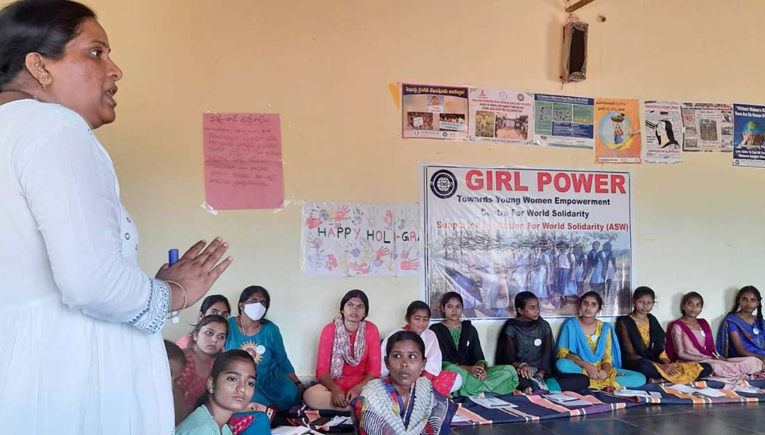 Indische Mädchen bei Workshop zu Frauenrechten