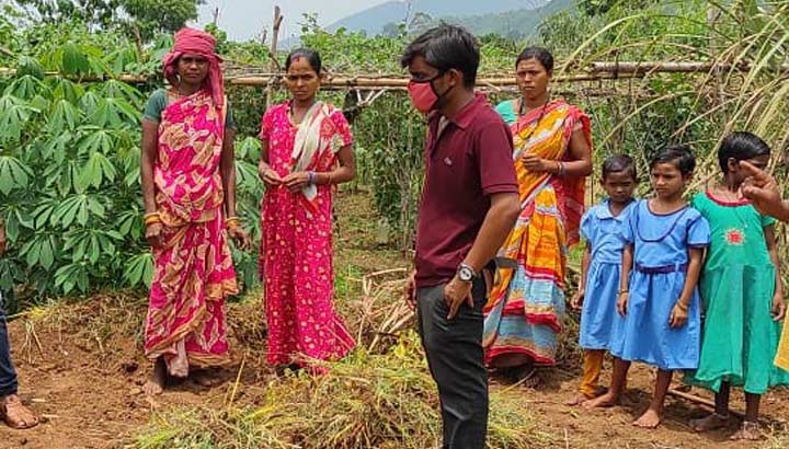 Gruppe aus indischem Dorf besichtigt ihren Garten