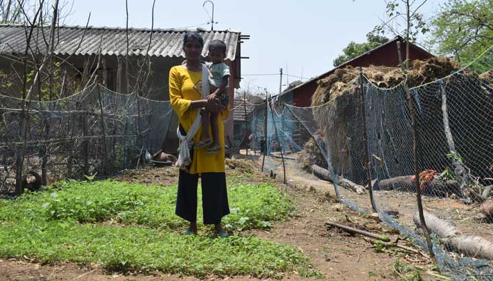 Frau mit Kind in Garten in Südindien