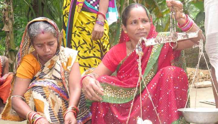 Frauen bei JJS in Odisha verkaufen selbstgezogene Pilze