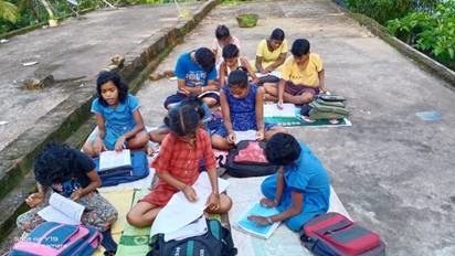 Kinder in einer dörflichen Nachhilfeklasse in Odisha