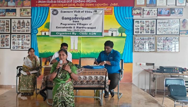 Vertreterinnen von Dorfkomitees, Indien, bei einem Workshop