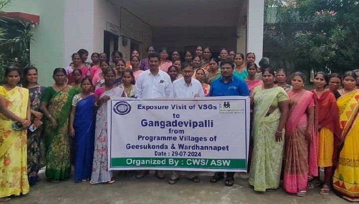 Mitglieder verschiedener Dorfkomitees im indischen Dorf Gangadevipalla