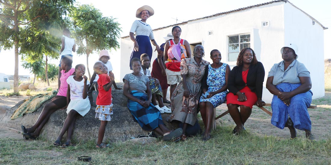 Frauen in Simbabwe vor einem Haus