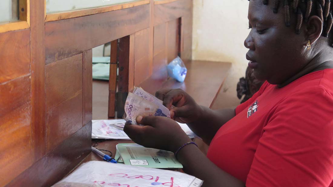 Auszahlung eines Mikrokredits in Burkina Faso in CFA-Scheinen