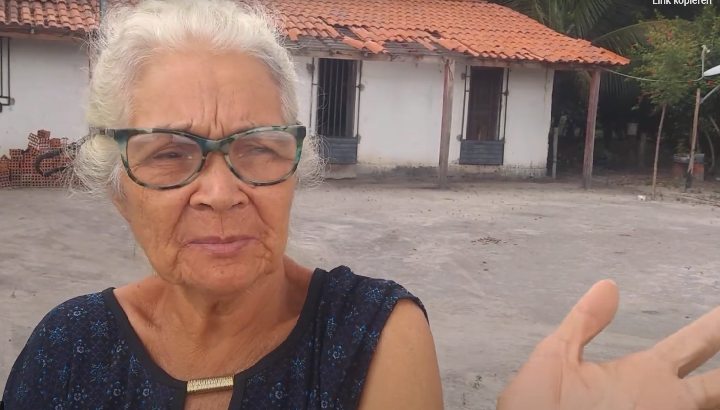 Dona Rita vor ihrem Haus 